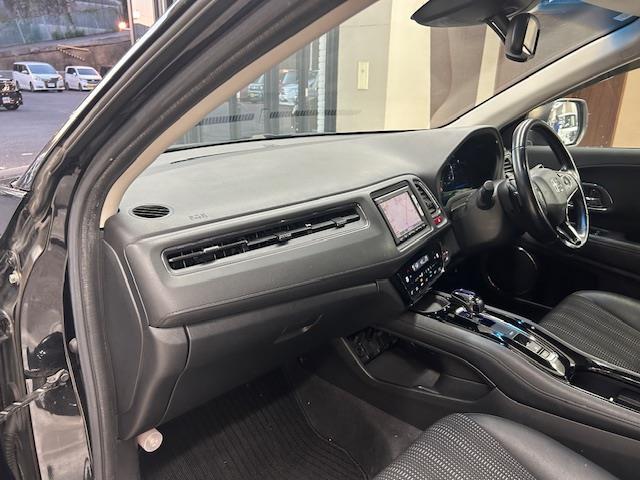 ヴェゼル ハイブリッドＺ　純正ＳＤナビ　バックカメラ　ワンセグＴＶ　ＥＴＣ　クルーズコントロール　ハーフレザーシート　前席シートヒーター　純正フロアマット　オートライト　ＬＥＤヘッドライト　ウインカミラー　電動格納ミラー（9枚目）