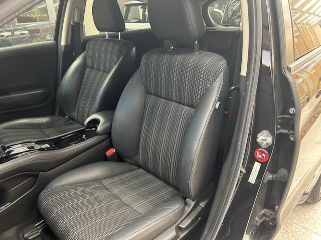 ヴェゼル ハイブリッドＺ　純正ＳＤナビ　バックカメラ　ワンセグＴＶ　ＥＴＣ　クルーズコントロール　ハーフレザーシート　前席シートヒーター　純正フロアマット　オートライト　ＬＥＤヘッドライト　ウインカミラー　電動格納ミラー（10枚目）