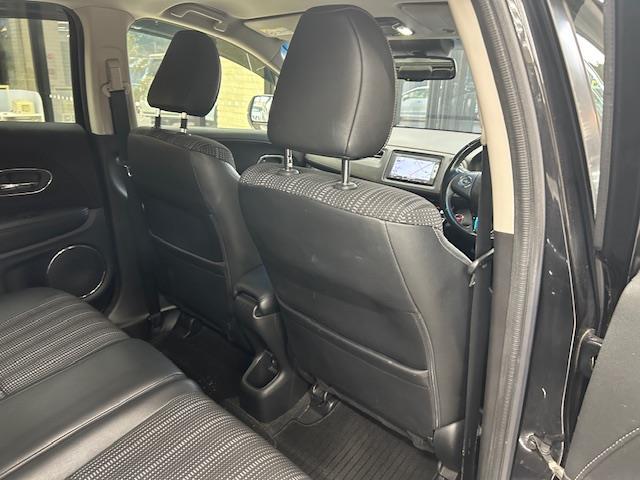 ヴェゼル ハイブリッドＺ　純正ＳＤナビ　バックカメラ　ワンセグＴＶ　ＥＴＣ　クルーズコントロール　ハーフレザーシート　前席シートヒーター　純正フロアマット　オートライト　ＬＥＤヘッドライト　ウインカミラー　電動格納ミラー（12枚目）