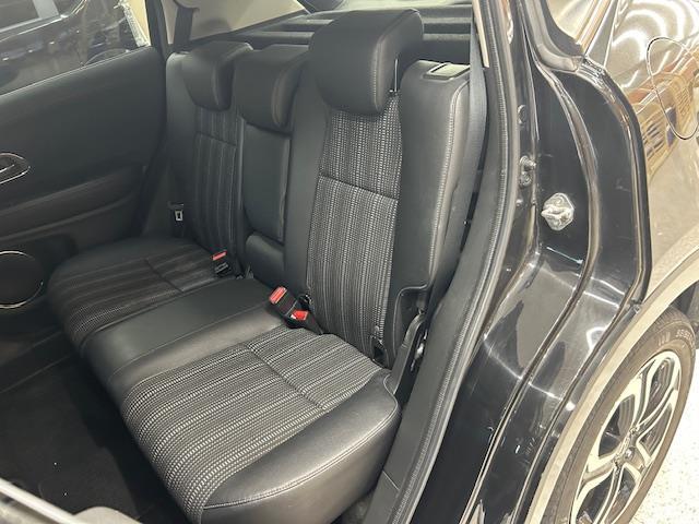 ヴェゼル ハイブリッドＺ　純正ＳＤナビ　バックカメラ　ワンセグＴＶ　ＥＴＣ　クルーズコントロール　ハーフレザーシート　前席シートヒーター　純正フロアマット　オートライト　ＬＥＤヘッドライト　ウインカミラー　電動格納ミラー（15枚目）