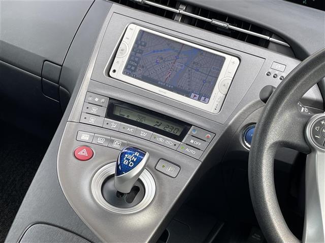 プリウス Ｓ　純正メモリナビ　ワンセグＴＶ　Ｂｌｕｅｔｏｏｔｈ接続　ＣＤ　ＤＶＤ　ミュージックサーバー　バックカメラ　ＥＴＣ　ＨＩＤヘッドライト　オートライト　プッシュスタート＆スマートキー（12枚目）