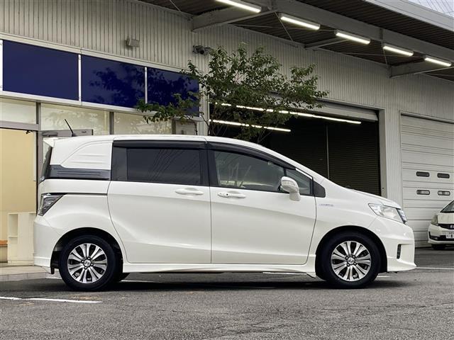 フリードスパイクハイブリッド ジャストセレクション　社外ＳＤナビ　フルセグＴＶ　ＣＤ　ＤＶＤ　両側パワースライドドア　クルーズコントロール　バックカメラ　ＥＴＣ　ＨＩＤヘッドライト　オートライト　スマートキー　純正ＡＷ（23枚目）