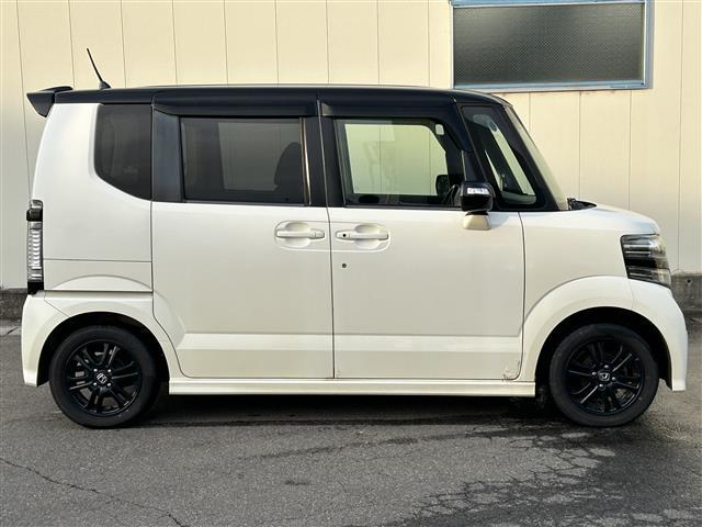 N-BOXカスタム 2トーンカラースタイル G・Aパッケージ 社外ナビ フルセグTV ドアバイザー ステアリングリモコン 革巻きステアリング オートライト 片側パワースライドドア プッシュスタート(4枚目)