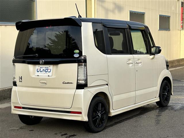 N-BOXカスタム 2トーンカラースタイル G・Aパッケージ 社外ナビ フルセグTV ドアバイザー ステアリングリモコン 革巻きステアリング オートライト 片側パワースライドドア プッシュスタート(5枚目)