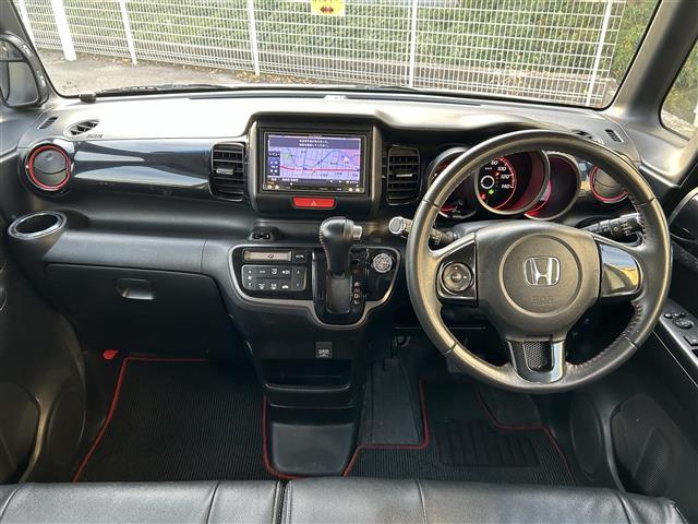 N-BOXカスタム 2トーンカラースタイル G・Aパッケージ 社外ナビ フルセグTV ドアバイザー ステアリングリモコン 革巻きステアリング オートライト 片側パワースライドドア プッシュスタート(20枚目)