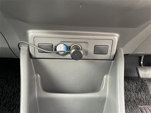 プリウスアルファ Ｓ　禁煙車／純正ナビ／ドアバイザー／ステアリングリモコン／ＥＴＣ／カーテンエアバック／オートエアコン／プッシュスタート（17枚目）