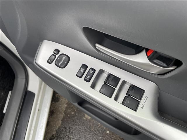 プリウスアルファ Ｓ　禁煙車／純正ナビ／ドアバイザー／ステアリングリモコン／ＥＴＣ／カーテンエアバック／オートエアコン／プッシュスタート（20枚目）