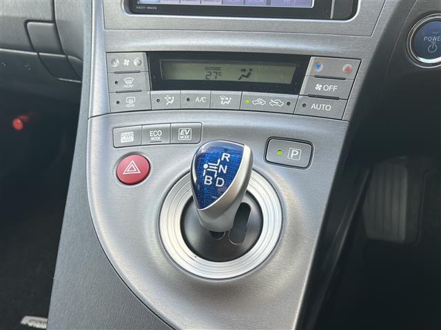 プリウス Ｓ　☆純正ナビ☆Ｂｌｕｅｔｏｏｔｈ☆フルセグテレビ☆ＥＴＣ☆純正フロアマット☆トノカバー☆横滑り防止☆オートライト（4枚目）