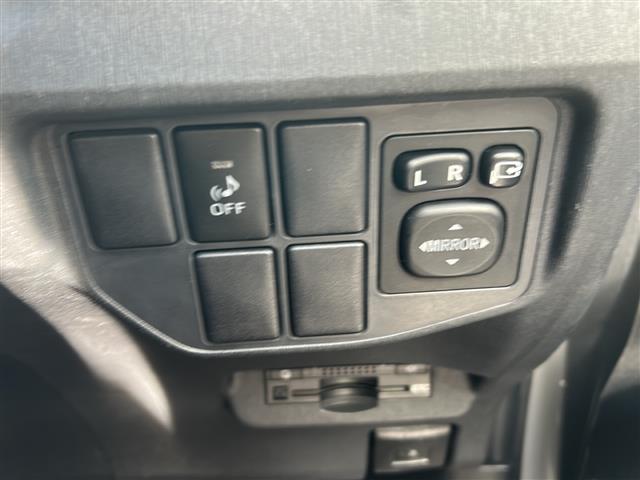 プリウス Ｓ　☆純正ナビ☆Ｂｌｕｅｔｏｏｔｈ☆フルセグテレビ☆ＥＴＣ☆純正フロアマット☆トノカバー☆横滑り防止☆オートライト（8枚目）