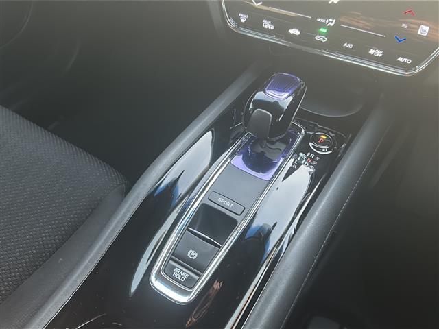 ヴェゼル ハイブリッドＸ　☆社外ナビ☆Ｂｌｕｅｔｏｏｔｈ☆バックカメラ☆フルセグテレビ☆ＥＴＣ☆シートヒーター☆純正ホイール（7枚目）