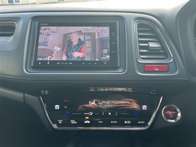 ヴェゼル ハイブリッドＺ　バックカメラ　ディーラーオプションナビ（ＣＤ，ＤＶＤ、フルセグＴＶ）　ＥＴＣ　プッシュスタート　クルーズコントロール　運転席、助手席シートヒーター　パドルシフト　ハーフレザーシート（3枚目）