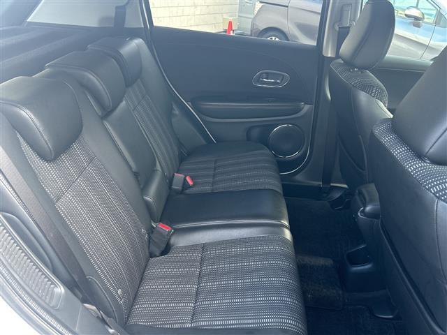 ヴェゼル ハイブリッドＺ　バックカメラ　ディーラーオプションナビ（ＣＤ，ＤＶＤ、フルセグＴＶ）　ＥＴＣ　プッシュスタート　クルーズコントロール　運転席、助手席シートヒーター　パドルシフト　ハーフレザーシート（20枚目）