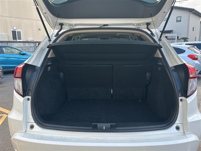 ヴェゼル ハイブリッドＺ　バックカメラ　ディーラーオプションナビ（ＣＤ，ＤＶＤ、フルセグＴＶ）　ＥＴＣ　プッシュスタート　クルーズコントロール　運転席、助手席シートヒーター　パドルシフト　ハーフレザーシート（36枚目）