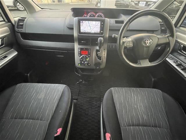 ヴォクシー ＺＳ　煌ＩＩ　純正ナビ（Ｂｌｕｅｔｏｏｔｈ、ＣＤ、ＤＶＤ）　ＥＴＣ　両側パワースライドドア　ＭＴ付ＡＴ　ステアリングリモコン　オートライト　ＩＳＯＦＩＸ（2枚目）