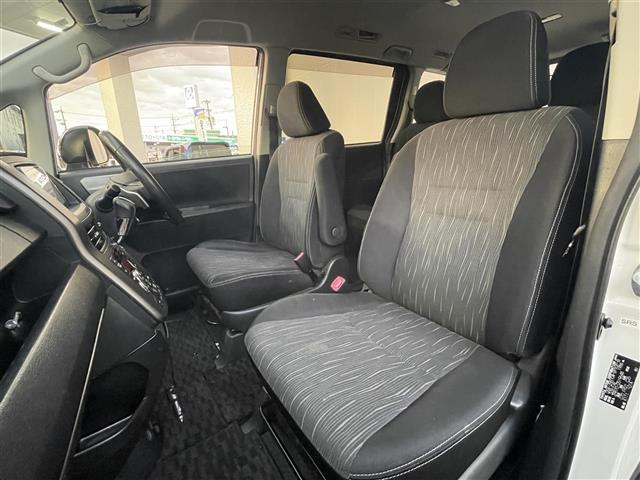 ヴォクシー ＺＳ　煌ＩＩ　純正ナビ（Ｂｌｕｅｔｏｏｔｈ、ＣＤ、ＤＶＤ）　ＥＴＣ　両側パワースライドドア　ＭＴ付ＡＴ　ステアリングリモコン　オートライト　ＩＳＯＦＩＸ（4枚目）