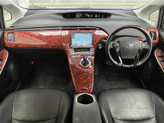 プリウス Ｓツーリングセレクション・マイコーデ　ディーラーオプションナビ　Ｂｌｕｅｔｏｏｔｈ接続　ＤＶＤ　フルセグテレビ　ビルトインＥＴＣ　プッシュスタート　バックカメラ　オートライト　ＩＳＯＦＩＸ（2枚目）