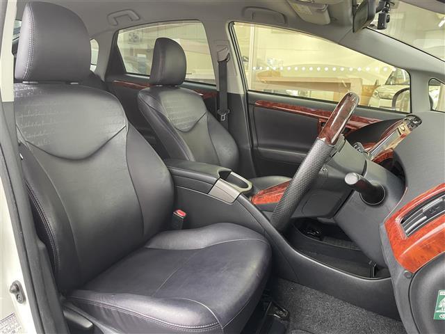 プリウス Ｓツーリングセレクション・マイコーデ　ディーラーオプションナビ　Ｂｌｕｅｔｏｏｔｈ接続　ＤＶＤ　フルセグテレビ　ビルトインＥＴＣ　プッシュスタート　バックカメラ　オートライト　ＩＳＯＦＩＸ（3枚目）