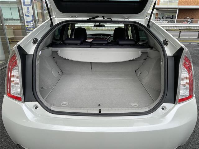 プリウス Ｓツーリングセレクション・マイコーデ　ディーラーオプションナビ　Ｂｌｕｅｔｏｏｔｈ接続　ＤＶＤ　フルセグテレビ　ビルトインＥＴＣ　プッシュスタート　バックカメラ　オートライト　ＩＳＯＦＩＸ（5枚目）