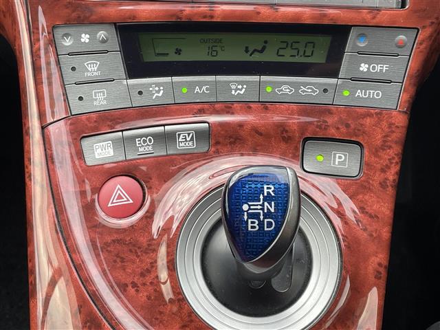 プリウス Ｓツーリングセレクション・マイコーデ　ディーラーオプションナビ　Ｂｌｕｅｔｏｏｔｈ接続　ＤＶＤ　フルセグテレビ　ビルトインＥＴＣ　プッシュスタート　バックカメラ　オートライト　ＩＳＯＦＩＸ（13枚目）