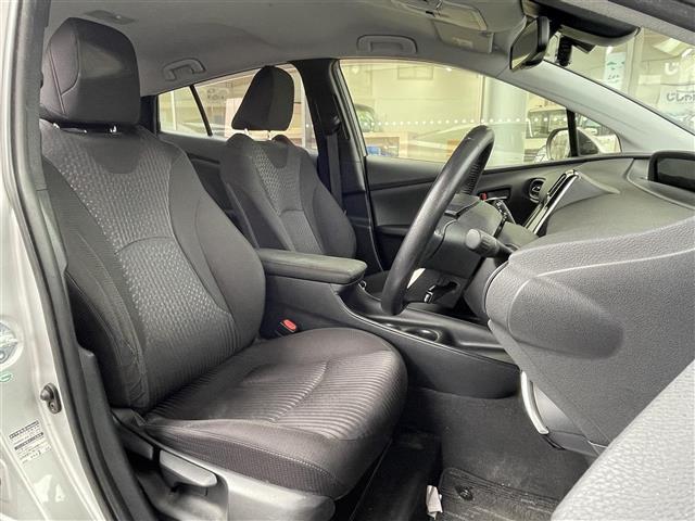 プリウス Sセーフティプラス ヘッドアップディスプレイ ACC 衝突被害軽減ブレーキ 車線逸脱抑制 純正ナビ Bluetooth バックカメラ LEDヘッドライト オートマチックハイビーム(3枚目)