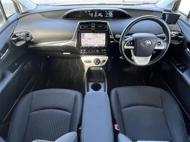 プリウス Sセーフティプラス エアロパーツ 17インチAW 9インチナビ フルセグTV DVD HDMI Bluetooth ヘッドアップディスプレイ レーダークルーズ 車線逸脱抑制(2枚目)