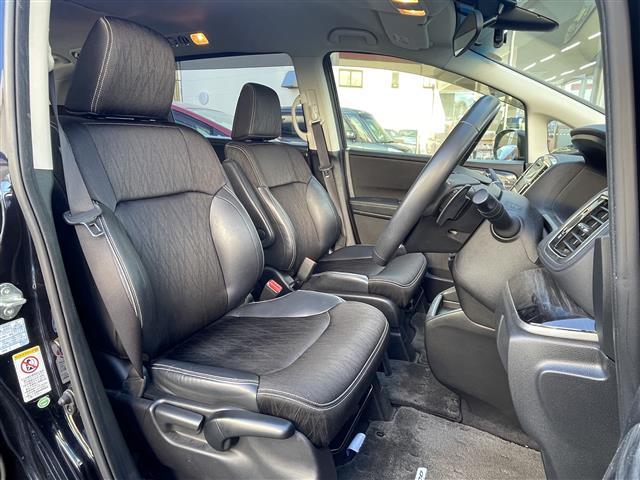 オデッセイ アブソルート　純正ナビ　左側パワースライドドア　衝突軽減ブレーキ　クルーズコントロール　アイドリングストップ　バックカメラ　オートライト　フォグランプ　パドルシフト　電動格納ミラー　ＥＴＣ（3枚目）