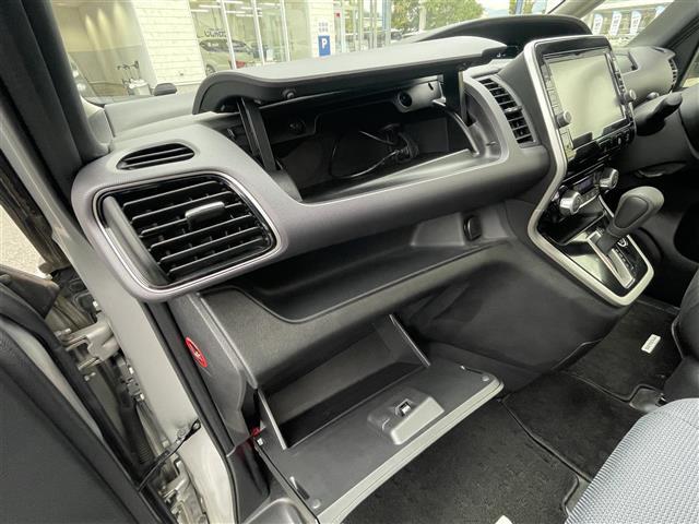 セレナ Ｘ　・純正メモリーナビ（フルセグＴＶ／ＣＤ／ＤＶＤ／Ｂｌｕ－ｒａｙ／ＢＴオーディオ）・アラウンドビューモニター・エマージェンシーブレーキ・セキュリティ＆セーフティパック・両側パワースライドドア（16枚目）