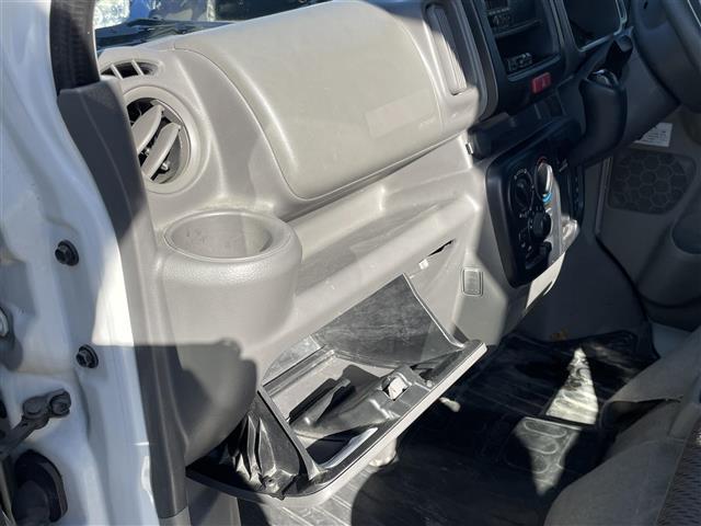 NV100クリッパーバン DX GLパッケージ 2nd発信モード・純正AM/FMラジオ・オーバーヘッドシェルフ・ETC・新車時保証書・取扱説明書(8枚目)