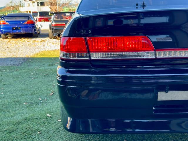 マークII ツアラーＶ　ブラックオールペン／純正５速ＭＴ／ハイフロータービン／Ｋ＆Ｎエアクリ／ＢＬＩＴＺラジエター／前置インタークーラ／ＡＰＥＸｉＦＣコマンダー・ブーストコントロールバルブ／車高調／ＲＡＹＳアルミ／外マフラー（17枚目）