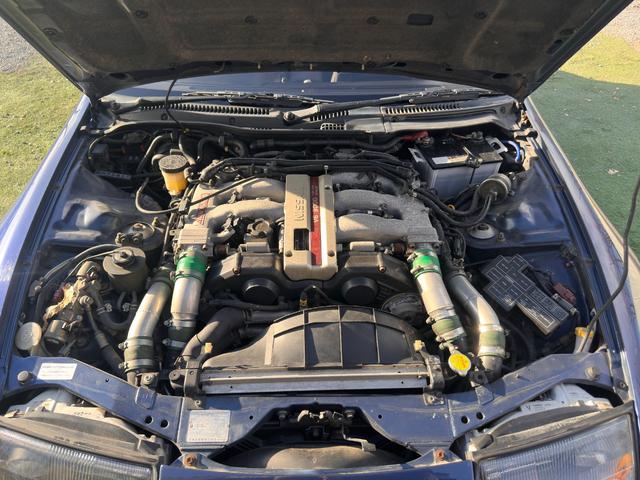 フェアレディＺ バージョンＳ　ツインターボ　Ｔバールーフ／ＨＫＳＥＶＣブースト／４点式シートベルト／マフラー温度計／ブースト圧計／ブローオフバルブ／マナレイスポーツＭＳ－６ハイパー１８インチＡＷ／トラストマフラー／トラストエアロパーツ／車高調（5枚目）