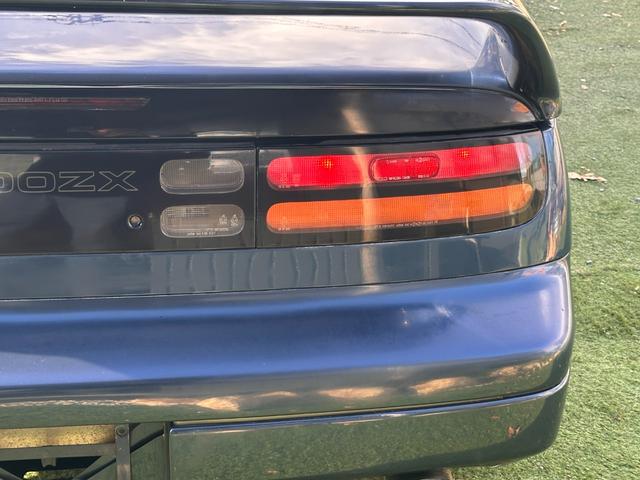 フェアレディＺ バージョンＳ　ツインターボ　Ｔバールーフ／ＨＫＳＥＶＣブースト／４点式シートベルト／マフラー温度計／ブースト圧計／ブローオフバルブ／マナレイスポーツＭＳ－６ハイパー１８インチＡＷ／トラストマフラー／トラストエアロパーツ／車高調（21枚目）