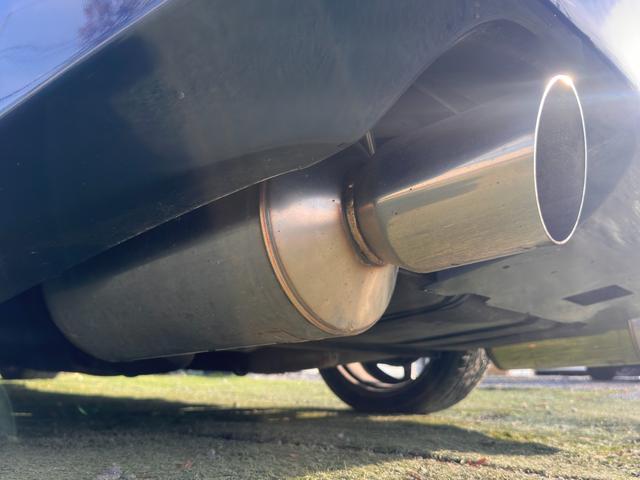 フェアレディＺ バージョンＳ　ツインターボ　Ｔバールーフ／ＨＫＳＥＶＣブースト／４点式シートベルト／マフラー温度計／ブースト圧計／ブローオフバルブ／マナレイスポーツＭＳ－６ハイパー１８インチＡＷ／トラストマフラー／トラストエアロパーツ／車高調（25枚目）