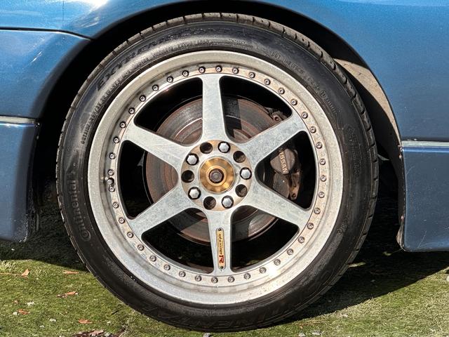 フェアレディＺ バージョンＳ　ツインターボ　Ｔバールーフ／ＨＫＳＥＶＣブースト／４点式シートベルト／マフラー温度計／ブースト圧計／ブローオフバルブ／マナレイスポーツＭＳ－６ハイパー１８インチＡＷ／トラストマフラー／トラストエアロパーツ／車高調（26枚目）