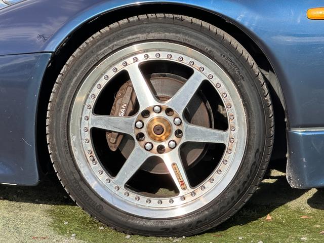 フェアレディＺ バージョンＳ　ツインターボ　Ｔバールーフ／ＨＫＳＥＶＣブースト／４点式シートベルト／マフラー温度計／ブースト圧計／ブローオフバルブ／マナレイスポーツＭＳ－６ハイパー１８インチＡＷ／トラストマフラー／トラストエアロパーツ／車高調（29枚目）