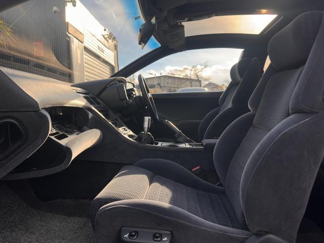 フェアレディＺ バージョンＳ　ツインターボ　Ｔバールーフ／ＨＫＳＥＶＣブースト／４点式シートベルト／マフラー温度計／ブースト圧計／ブローオフバルブ／マナレイスポーツＭＳ－６ハイパー１８インチＡＷ／トラストマフラー／トラストエアロパーツ／車高調（36枚目）