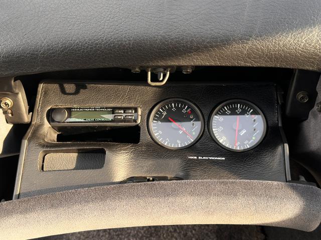 フェアレディＺ バージョンＳ　ツインターボ　Ｔバールーフ／ＨＫＳＥＶＣブースト／４点式シートベルト／マフラー温度計／ブースト圧計／ブローオフバルブ／マナレイスポーツＭＳ－６ハイパー１８インチＡＷ／トラストマフラー／トラストエアロパーツ／車高調（48枚目）