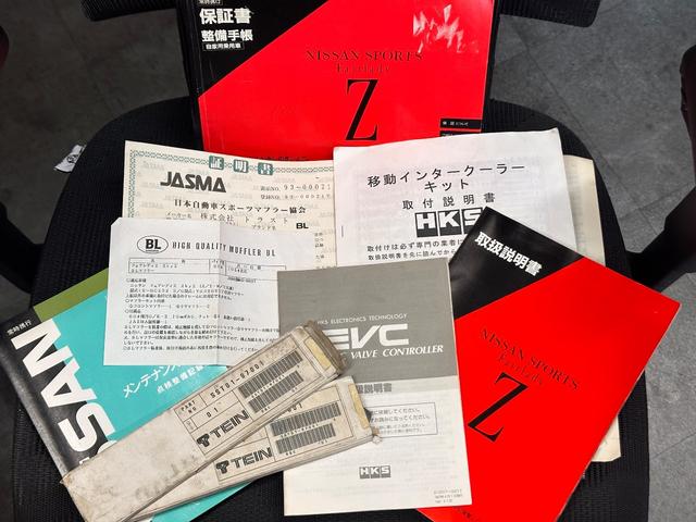 フェアレディＺ バージョンＳ　ツインターボ　Ｔバールーフ／ＨＫＳＥＶＣブースト／４点式シートベルト／マフラー温度計／ブースト圧計／ブローオフバルブ／マナレイスポーツＭＳ－６ハイパー１８インチＡＷ／トラストマフラー／トラストエアロパーツ／車高調（57枚目）