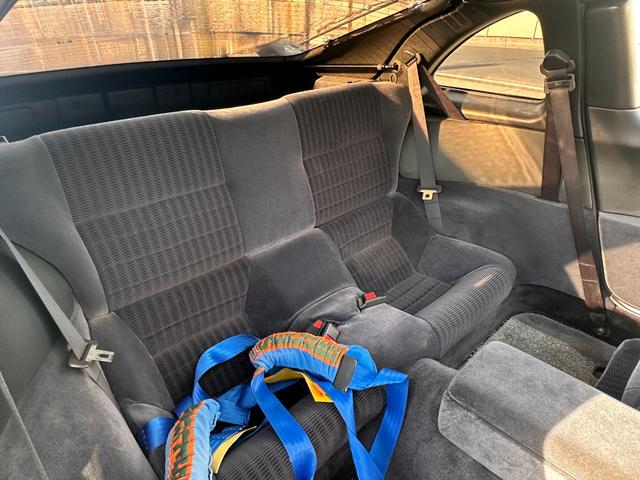 フェアレディＺ バージョンＳ　ツインターボ　Ｔバールーフ／ＨＫＳＥＶＣブースト／４点式シートベルト／マフラー温度計／ブースト圧計／ブローオフバルブ／マナレイスポーツＭＳ－６ハイパー１８インチＡＷ／トラストマフラー／トラストエアロパーツ／車高調（59枚目）