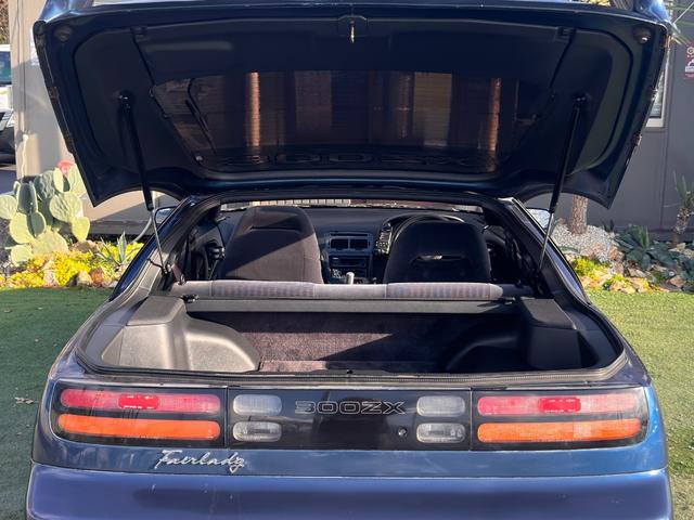 フェアレディＺ バージョンＳ　ツインターボ　Ｔバールーフ／ＨＫＳＥＶＣブースト／４点式シートベルト／マフラー温度計／ブースト圧計／ブローオフバルブ／マナレイスポーツＭＳ－６ハイパー１８インチＡＷ／トラストマフラー／トラストエアロパーツ／車高調（63枚目）