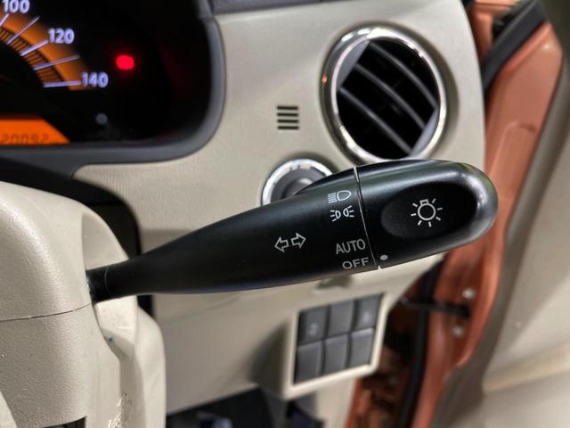 【オートライト】周りの明るさに応じて自動でヘッドライトの点灯・消灯ができる機能です！ライトの付け忘れ・消し忘れなどが無くなり、雨の日や夕方の走行も安心！トンネル通過時も便利ですね♪