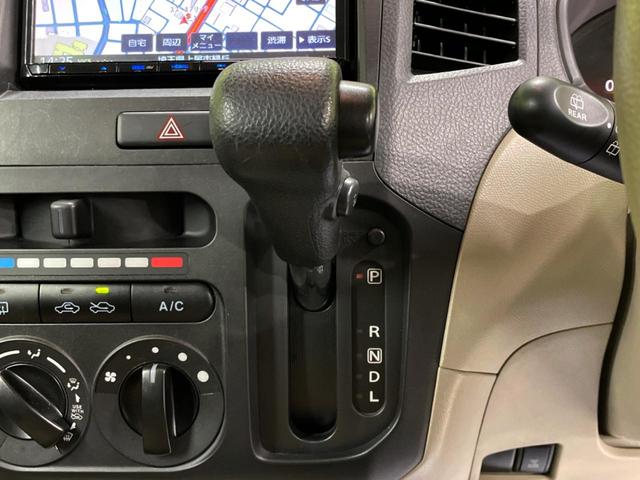 インパネシフトならハンドルからの移動距離が短く操作もスムーズ！また、足元が広くなりすっきりしますので、大柄な方でも快適にお過ごしいただけます。