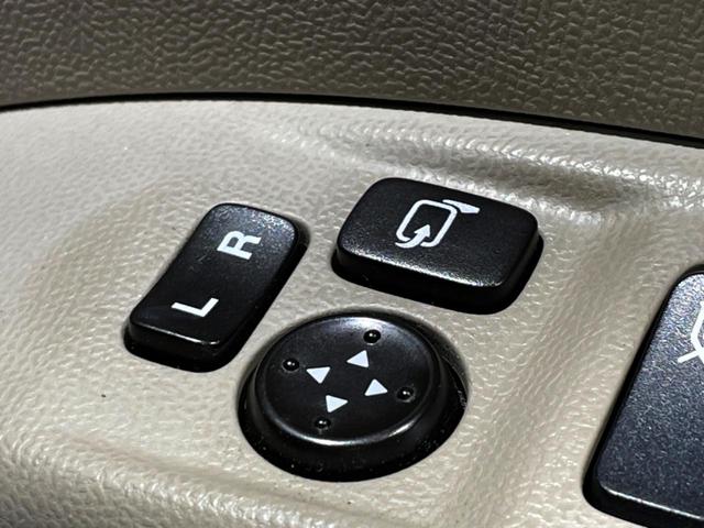 【電動格納ミラー】サイドミラーは電動格納式となっており、狭い駐車場でもキズがつくリスクを抑えられます。