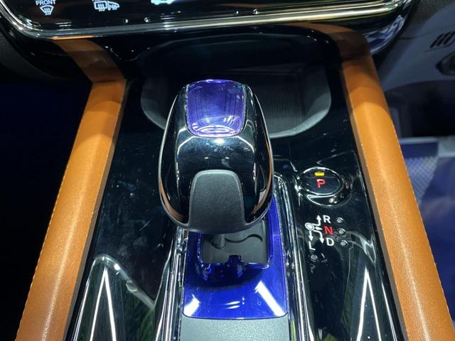 インパネシフトならハンドルからの移動距離が短く操作もスムーズ！また、足元が広くなりすっきりしますので、大柄な方でも快適にお過ごしいただけます。