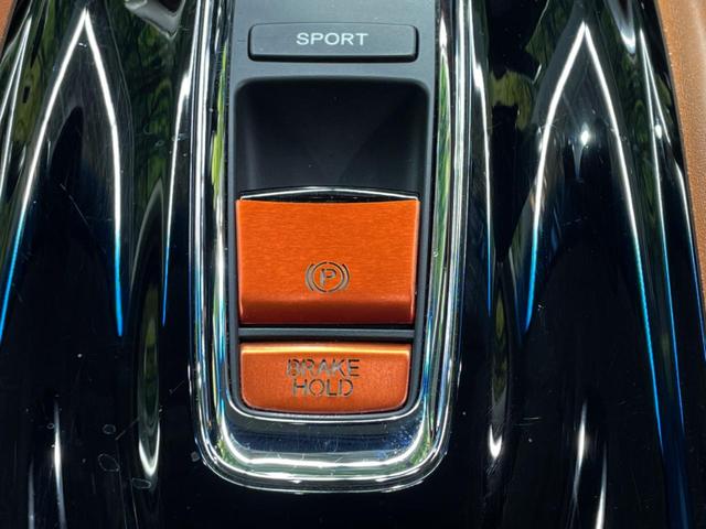 【電動パーキングブレーキ】パーキングブレーキは便利な電動式！ボタン一つで操作でき、アクセルを踏めば自動で解除されます♪レバーやペダルが無いので運転席廻りもすっきりしますね♪