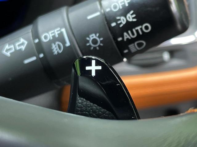 【パドルシフト】ハンドルから手を離さずに素早くシフトアップ＆ダウンができるので、エンジンブレーキを使う下り坂や高速道路の合流で加速したい場面で役立ちます。