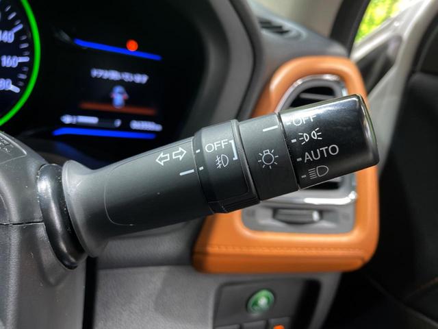 【オートライト】周りの明るさに応じて自動でヘッドライトの点灯・消灯ができる機能です！ライトの付け忘れ・消し忘れなどが無くなり、雨の日や夕方の走行も安心！トンネル通過時も便利ですね♪