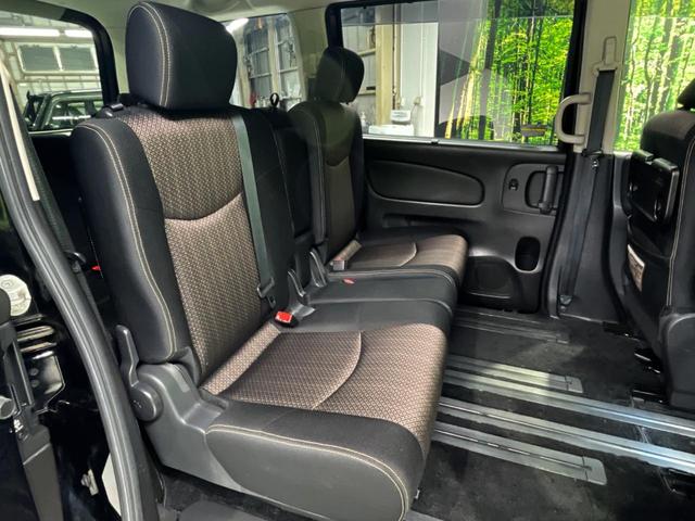 セカンドシートは中央部が可動式となっており、スライドすれば通路スペースが登場！前後の移動がとっても簡単です♪もちろん、８名乗車時も快適な座り心地のシートとなっています♪