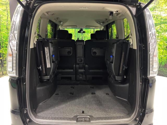 後席を格納すると、これだけの広さが！シーンに合わせたシートアレンジで、大きな荷物も積むことが出来ます♪