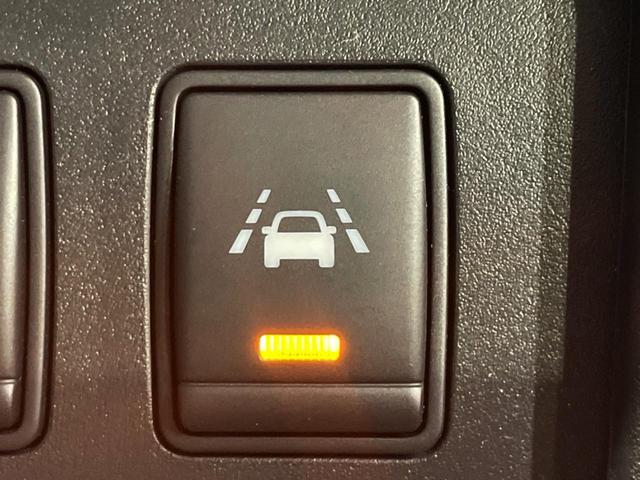 【車線逸脱警報】道路上の白（黄）線を認識し、意図せず走行中の車線からはみ出しそうになった時、メーター内の警告灯とブザーで注意喚起してくれる安心・安全機能です♪