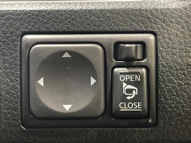 【電動格納ミラー】サイドミラーは電動格納式となっており、狭い駐車場でもキズがつくリスクを抑えられます。